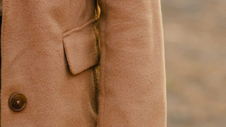 Découdre les poches des manteaux